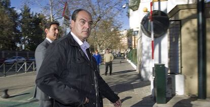 Juan Márquez, en el acceso al cuartel de la Guardia Civil en Sevilla.