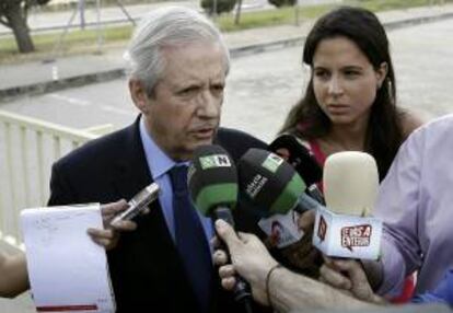 El abogado Javier Gómez de Liaño atiende a los medios tras una reunión en la prisión madrileña de Soto del Real con el extesorero del PP Luis Bárcenas. EFE/Archivo