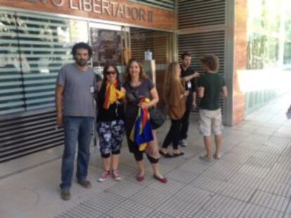 Cientos de personas votan en Buenos Aires sobre el futuro de Cataluña