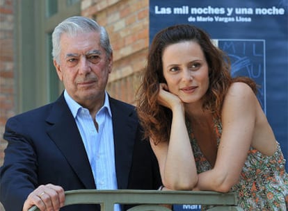 El escritor peruano, junto a la actriz Aitana Sánchez-Gijón, en la presentación de hoy de la adaptación que protagonizará este verano del clásico.