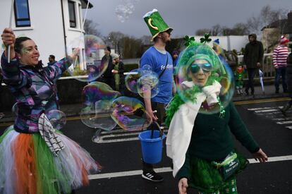 Participantes en el desfile de San Patricio en Galway (Irlanda).