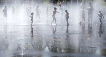 Unos niños juegan con el agua en una de las fuentes de Madrid Río, 5 de julio de 2013. Los valores máximos estarán en torno a los 40 y 42 grados en zonas del interior del suroeste de la Península (provincias de Huelva, Sevilla y Córdoba) y entre 34 y 38 grados en amplias zonas del resto de Andalucía, Extremadura, el oeste de Castilla y León (provincias de Salamanza y Zamora) y en Galicia, excepto en su extremo norte.