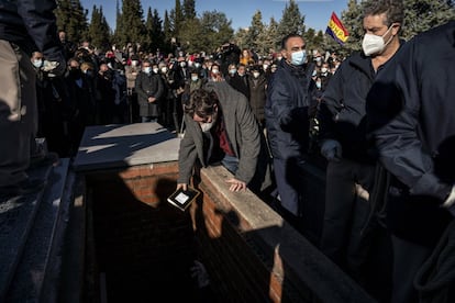 La escritora madrile?a Almudena Grandes muri el 27 de noviembre a los 61 a?os de un cncer. La autora de los Episodios de una guerra interminable supo aunar en su obra la calidad y el xito. Cientos de lectores acudieron al cementerio civil de la Almudena, con sus libros, a despedirla. En la imagen, su viudo, el poeta Luis Garca Montero, depositaba un libro encima del fretro.