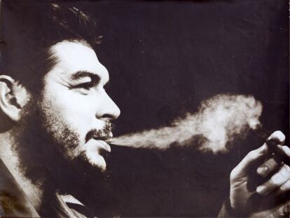 Retrato de Ernesto Guevara fumando um cigarro, em uma imagem sem data.