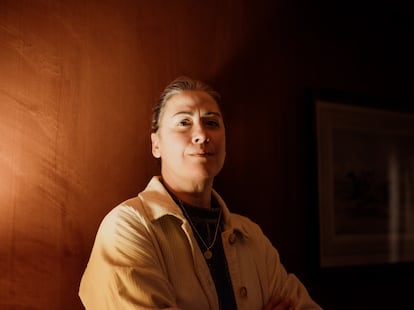 Caroline Darian, la hija de Gisèle Pelicot, fotografiada en el restaurante Le Berkeley de Paris, durante la entrevista.