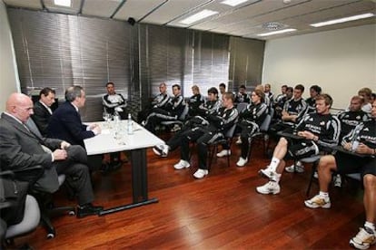 Florentino Pérez, con Sacchi a su derecha y Butragueño a su izquierda, se dirige a la plantilla ayer en Las Rozas.