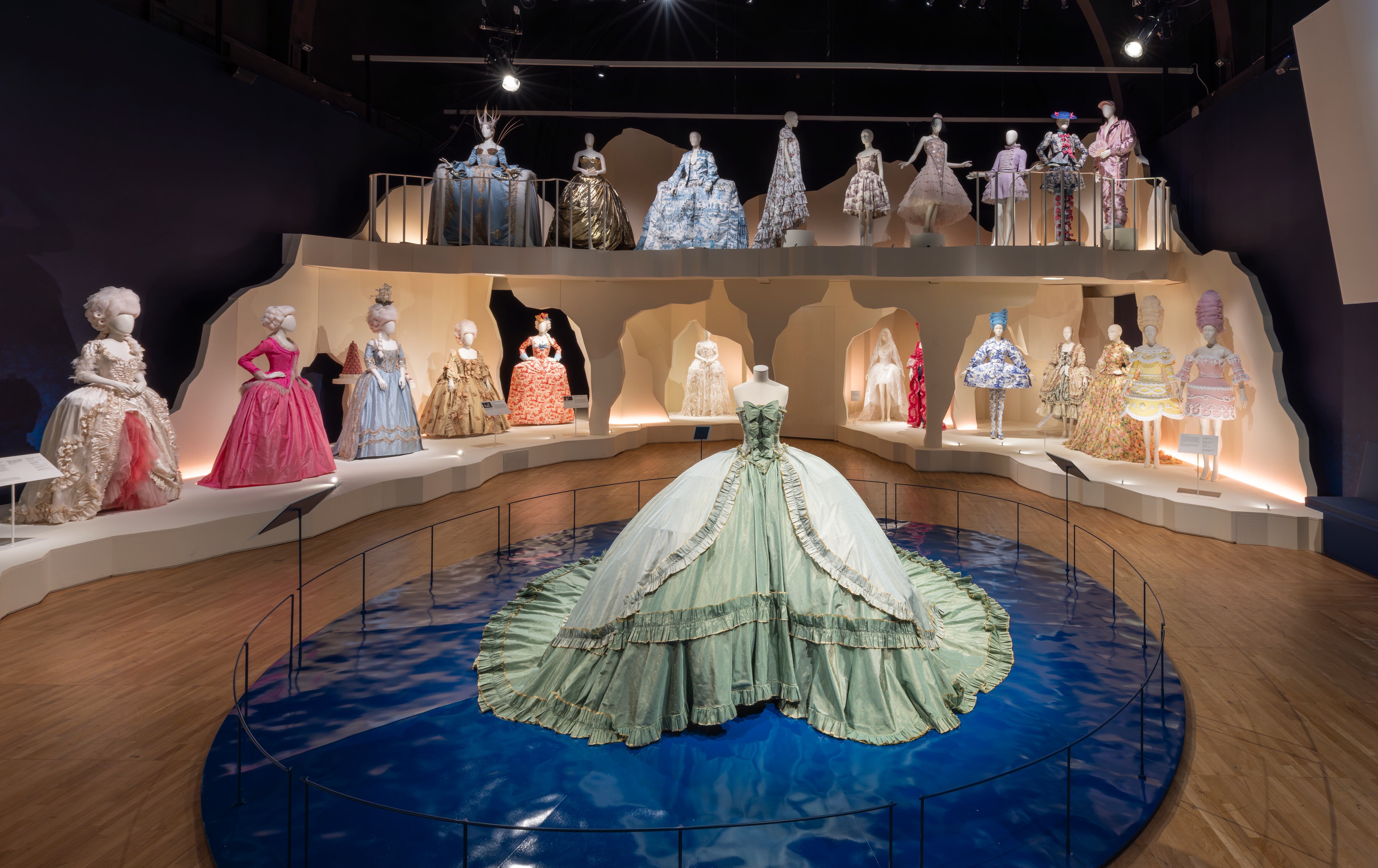 Vestidos inspirados en la reina, expuestos en la muestra 'Marie Antoinette Style' del Victoria & Albert Museum, en Londres.