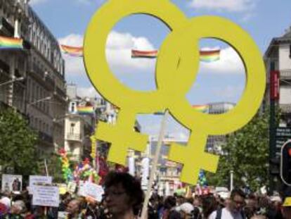 Un símbolo femenino doble encabeza el desfile del orgullo gay en Bruselas (Bélgica). EFE/Archivo