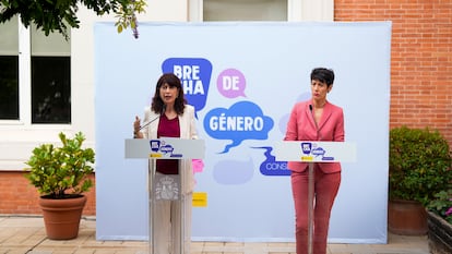 La ministra de Igualdad, Ana Redondo, junto a la ministra de Inclusión, Seguridad Social y Migraciones, Elma Saiz, en la presentación del Consejo Asesor de Brecha de Género.