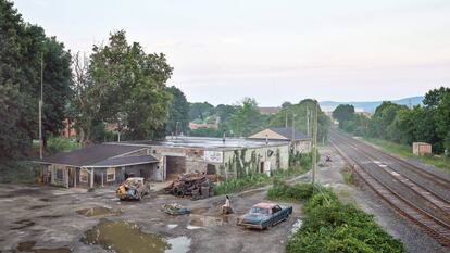 'The Taxi Depot' (2018–19). Del libro 'Gregory Crewdson: An Eclipse of Moths' (Aperture, 2020).