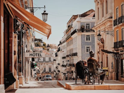 Escultura de Fernando Pessoa frente al Café A Brasileira, en en la zona de Chiado (Lisboa).