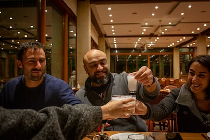 Faddy Fadoul brinda con arak, una bebida típica libanesa, durante una cena con amigos libaneses en Beirut.