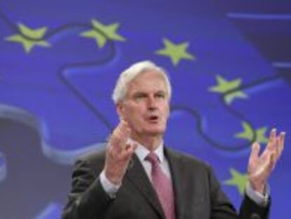 El comisario europeo de Mercado Interior, Michel Barnier, ofrece una rueda de prensa en la sede de la Comisi&oacute;n Europea en Bruselas (B&eacute;lgica), mi&eacute;rcoles 26 de junio de 2013. 