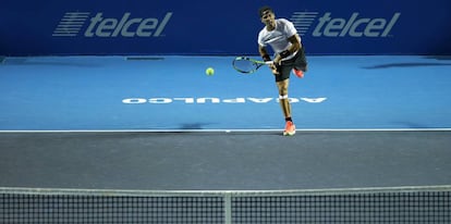 Nadal sirve durante el partido ante Zverev en Acapulco.