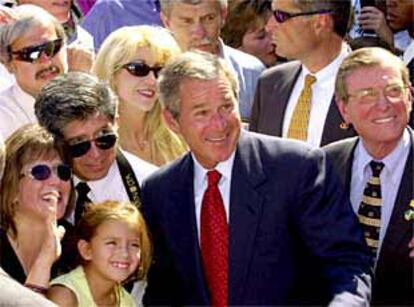 El presidente Bush y el senador Pete Domenici (a la derecha), junto a simpatizantes republicanos en Alburquerque.