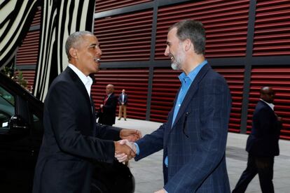 El Rey ha acompañado al expresidente de EEUU Barack Obama en una visita privada al Museo Reina Sofía durante la que se han detenido especialmente ante el "Guernica" de Pablo Picasso y ante una selección de las obras de Salvador Dalí. En la imagen, Felipe VI saluda a Barack Obama a su llegada al Museo Reina Sofía, en Madrid.