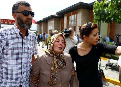 Sacide Bugda, madre de Abdulhekim Bugda, que fue una de las víctimas de la explosión de ayer en el aeropuerto Ataturk de Estambul, es consolada por sus familiares mientras camina hacia la morgue en Estambul.