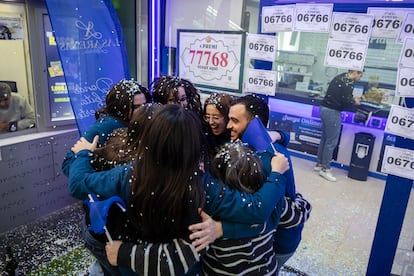 Celebración del segundo premio de la Lotería del Niño, en la en la administración de lotería de Las Arenas de Barcelona.