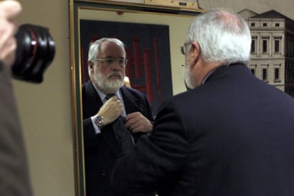 Arias Cañete, antes de hacerse la foto oficial del Congreso.