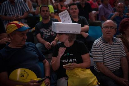 Una partidaria de la independencia de Cataluña lleva un sombrero en forma de urna en el acto de campaña por el referéndum del 1-O.  