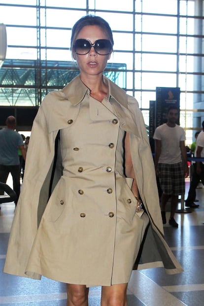 Victoria Beckham, icono de estilo, lució esta capa tipo trench para aterrizar en Los Ángeles. Sus maxi gafas nunca faltan como complemento a sus looks.