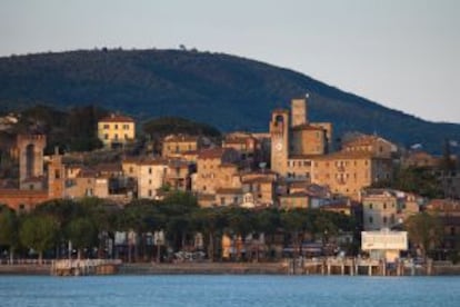 Pueblo de Passignano (Italia), a orillas del lago Trasimeno, visto desde el ferry.