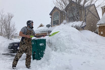 Ronnie Enriquez, habitante de la ciudad de Bellemont, palea la nieva afuera de su vivienda, el pasado 1 de marzo. 