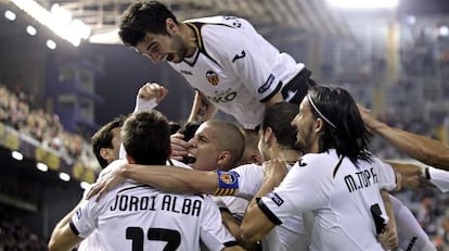 Los jugadores del Valencia celebran uno de los goles de Rami.