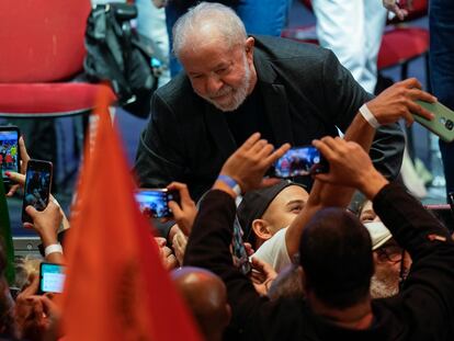 El expresidente y candidato presidencial, Lula da Silva, saluda al público tras un acto en São Paulo, el pasado 27 de mayo.