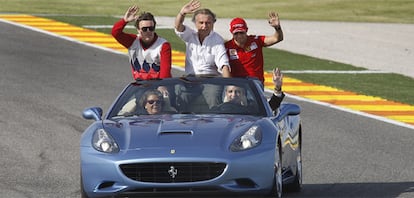 El presidente de la Generalitat, Francisco Camps, junto a Rita Barberá, llevan a Fernando Alonso, Montezemolo y Massa, durante la exhibición de la escudería italiana en Cheste.