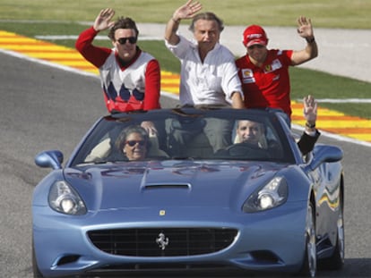 El presidente de la Generalitat, Francisco Camps, junto a Rita Barberá, llevan a Fernando Alonso, Montezemolo y Massa, durante la exhibición de la escudería italiana en Cheste.