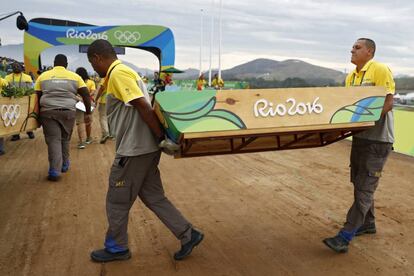 Funcion&aacute;rios retiram placas da Rio 2016, que chegou ao fim