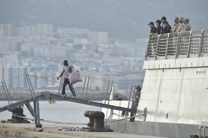 Este viernes, uno a uno, los inmigrantes han ido desembarcando al puerto de Cádiz, a un área de acceso restringido a la que no se ha permitido la entrada de medios de comunicación.