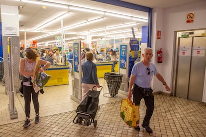 Entrada en un supermercado del centro de San Sebastián, este martes.