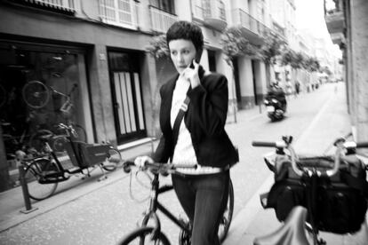 "La ciudad grande debe recuperar prácticas de la pequeña, como la bicicleta".