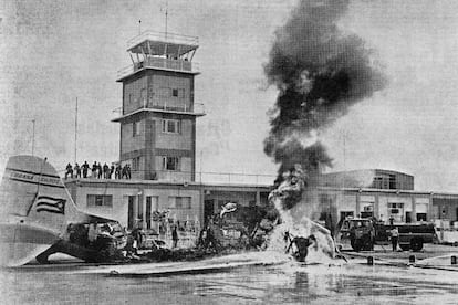 Uno de los ocho aviones con bandera cubana en el fuselaje que bombardearon varios aeropuertos militares durante la invasión de Bahía de Cochinos. Esta imagen del avión envuelto en llamas fue tomada en Santiago de Cuba. Los bombardeos se planificaron para que parecieran la acción de desertores del Ejército cubano, pero quedó patente muy pronto durante la acción que EE UU los patrocinaba. Por ello, el presidente Kennedy tomó la decisión de no llevar adelante nuevos bombardeos tal como estaba previsto hacer en un principio.