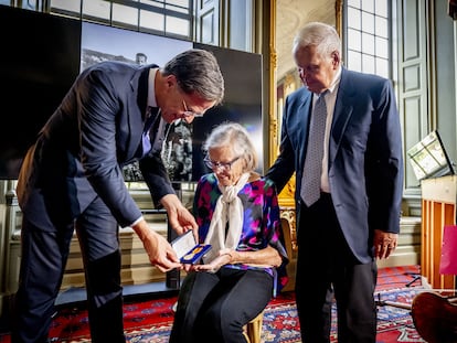 El primer ministro saliente de Países Bajos, Mark Rutte, entrega la Medalla de Honor a la Ayuda Humanitaria a Edith y Rob, los hijos de Jan Zwartendijk, el jueves 14 de septiembre en la ciudad de Voorschoten.