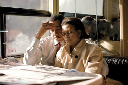 Michelle Obama, junto a su marido, descansa en el autobús que les conduce de Hanover a Nashua en plena campaña presidencial.