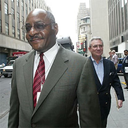 Howell Raines, detrás del editor ejecutivo del <i>New York Times</i>, Gerald Boyd.