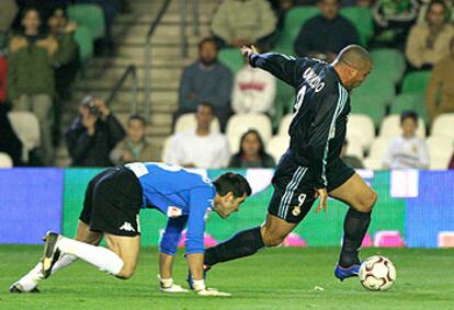 Ronaldo regatea a Contreras antes de marcar el gol del Madrid.