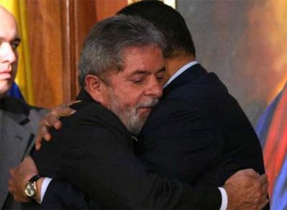 Lula Da Silva abraza a Hugo Chávez, a la derecha, durante una visita de Estado a Venezuela el año pasado.