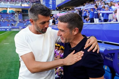 El entrenador del Oviedo, Luis Carrión, a la derecha, saluda al entrenador del Valladolid, Paulo Pezzolano, ayer.