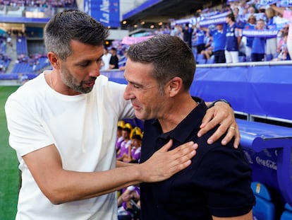El entrenador del Oviedo, Luis Carrión, a la derecha, saluda al entrenador del Valladolid, Paulo Pezzolano, ayer.