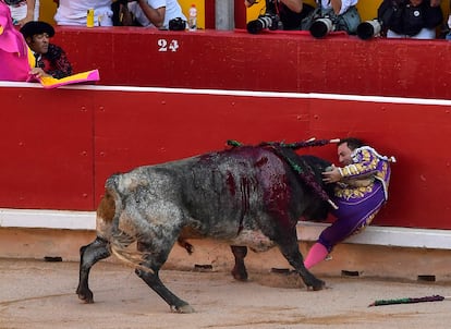 Un momento de la dramática cogida que sufrió el diestro Rafaelillo en Pamplona, el 14 de julio de 2019, por un toro de Miura.