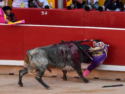 Un momento de la dramática cogida que sufrió el diestro Rafaelillo en Pamplona, el 14 de julio de 2019, por un toro de Miura.