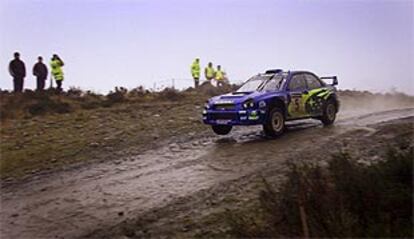 El británico Richard Burns con su compañero Robert Reid, en el rally de Gran Bretaña.