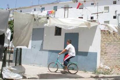 En la imagen, el patio de la vivienda y el trastero donde le fue incautado el material explosivo.