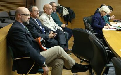 Tres miembros de la Associaci&oacute; de Paranyers (Apaval), al fondo, asistieron al debate en las Cortes. 