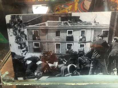 Fotografía con una escena de la Guerra Civil cercana al río Manzanares en el mostrador de Cuarto y mitad.