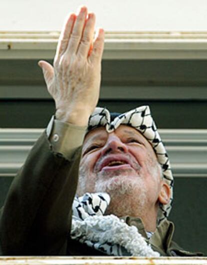 Arafat, saluda a sus partidarios reunidos ayer en Ramala.